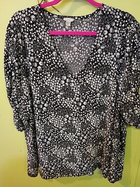 Women’s Black & White Floral V-Neck Top Size 26/28